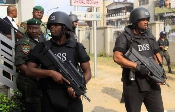 DSS Operatives Stop EFCC Officials From Entering Office