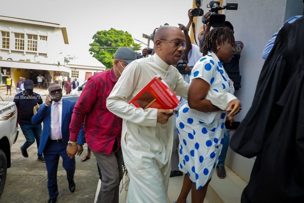 Video Shows Emefiele Looking Lean And Sad As DSS Drags Him Into Court